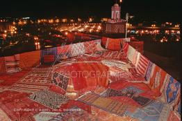 Image du Maroc Professionnelle de  La terrasse couverte de différents tapis d'un Bazar spécialisée situé sur la place Jemaa El Fana de Marrakech, Jeudi 22 Août 1997. (Photo / Abdeljalil Bounhar)
